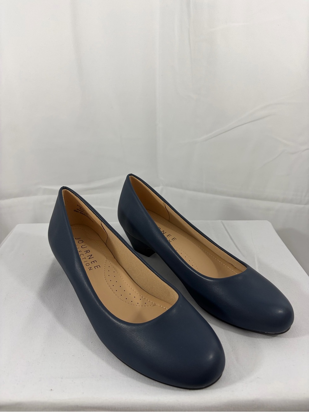 NWT Journee Women’s Size 6.5 Classic Navy Low Block 1.5 Inch Heel Pumps